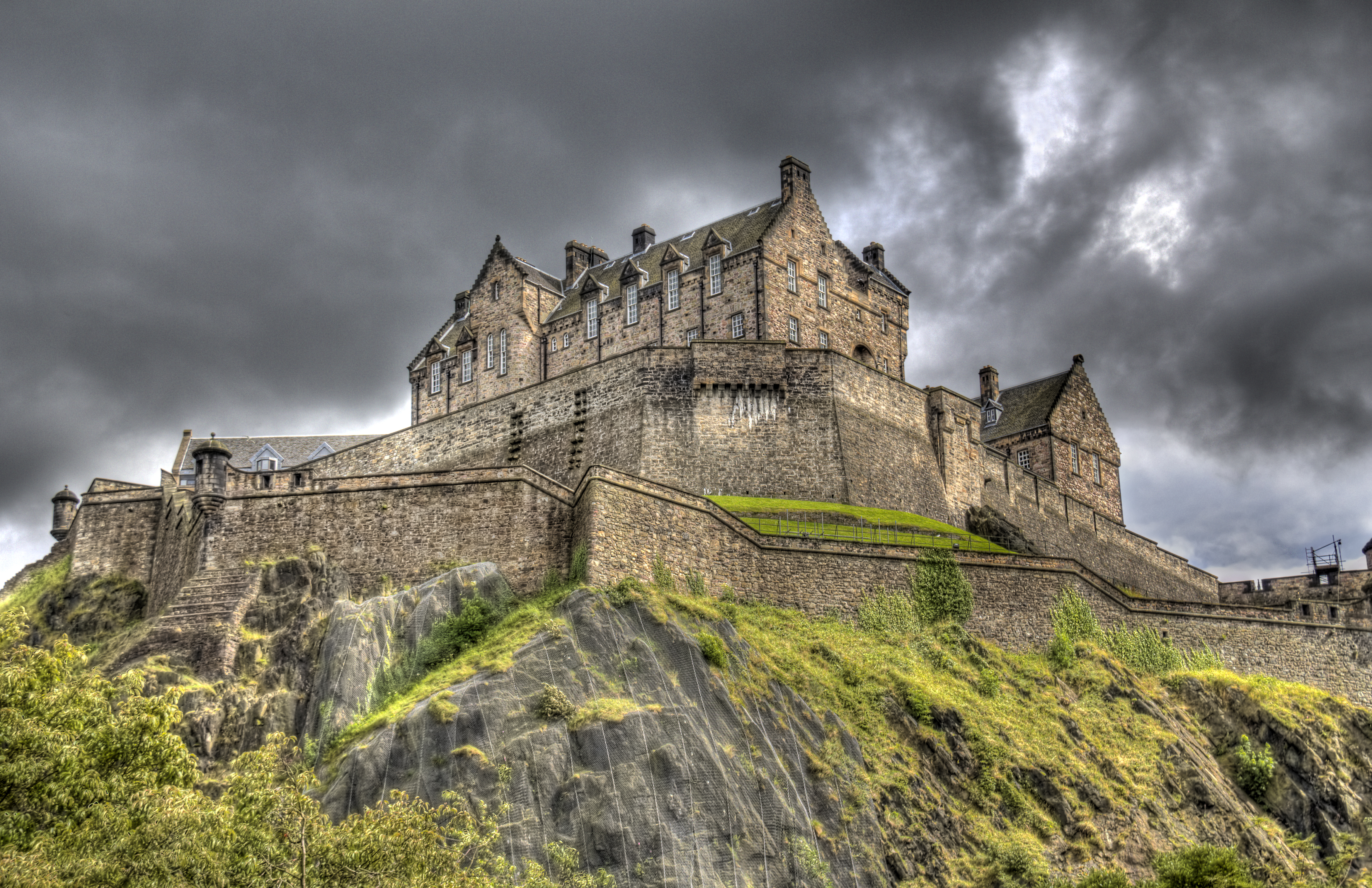 Неприступная крепость это. Эдинбургский замок Шотландия. Эдинбургский замок (Эдинбург, Шотландия). Шотландия достопримечательности Эдинбургский замок. Замок Калзин Шотландия.